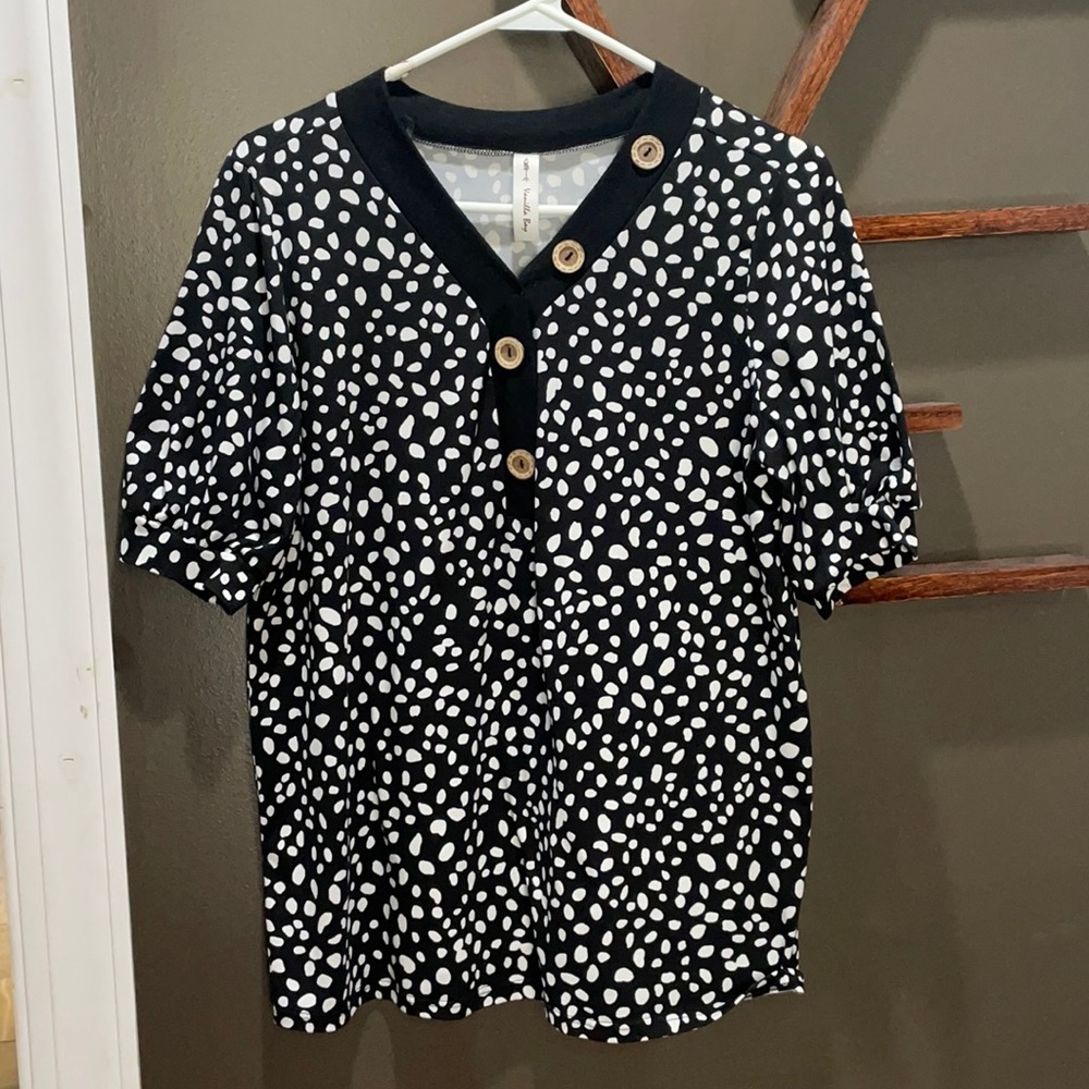 Black and white polka dot Vanilla Bay brand top